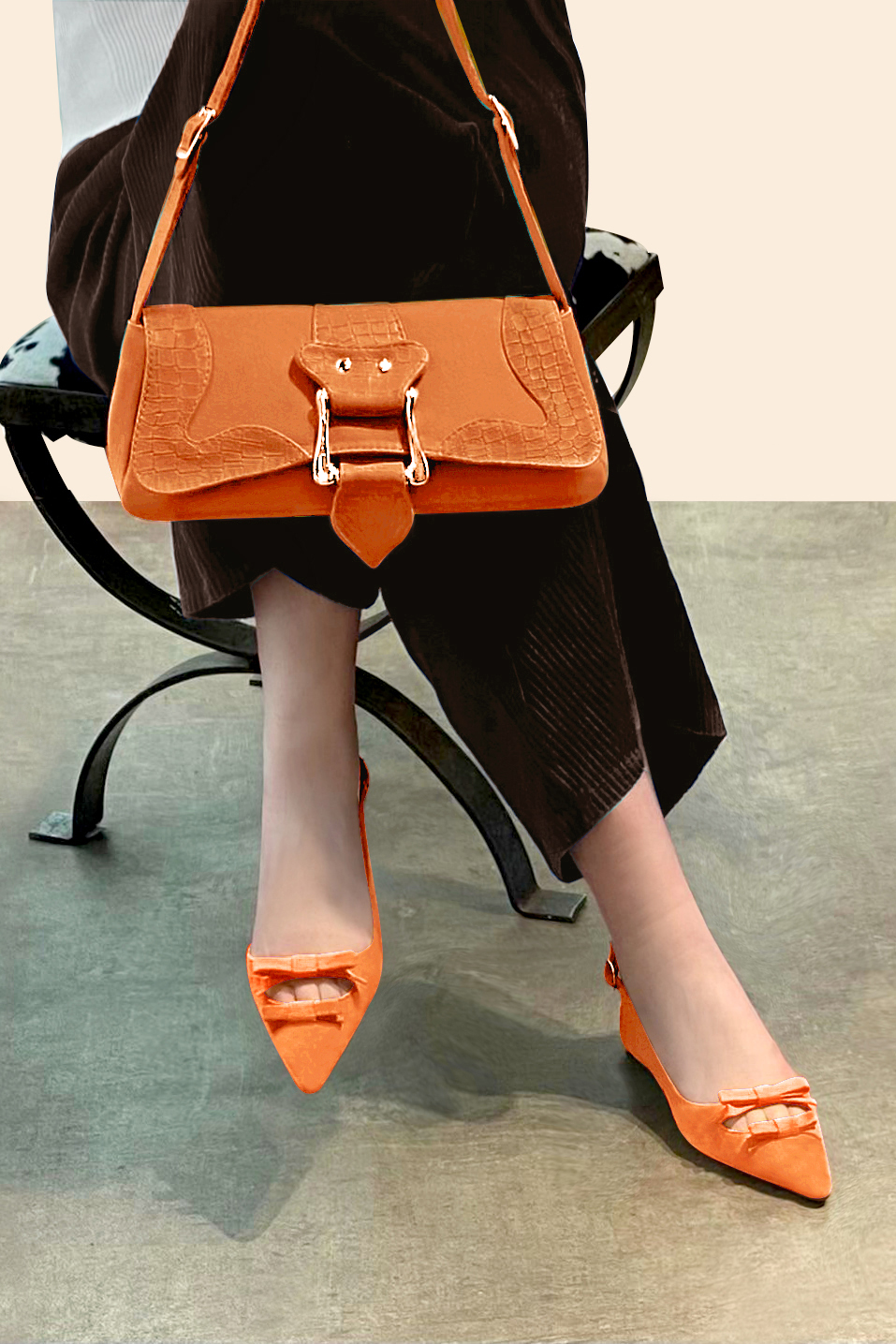 Petit sac baguette habillé femme en cuir orange abricot - Vue porté