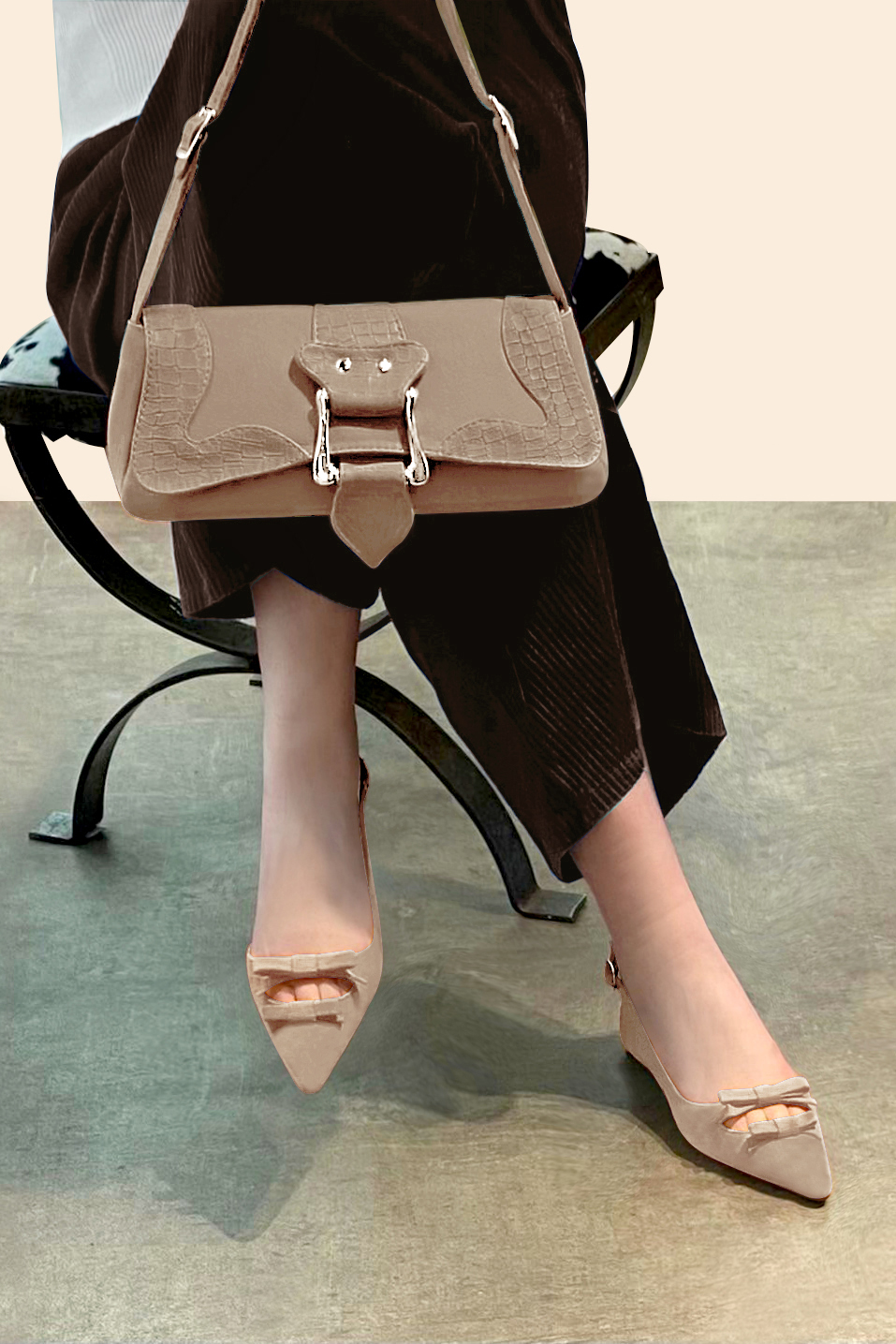Petit sac baguette habillé femme en cuir beige sahara - Vue porté