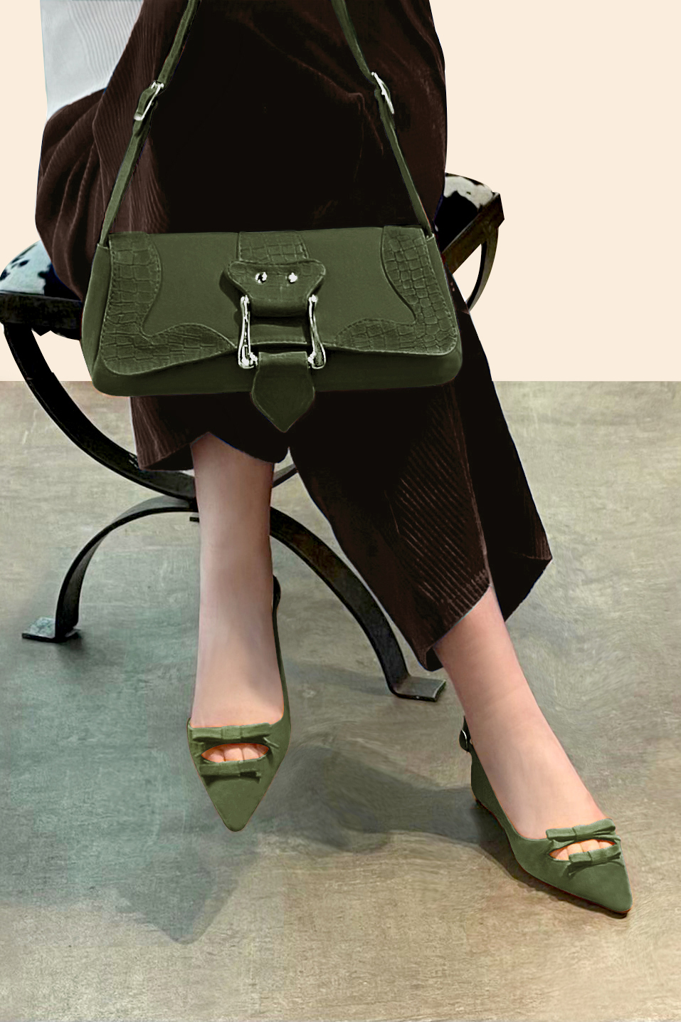 Petit sac baguette habillé femme en cuir vert bouteille - Vue porté