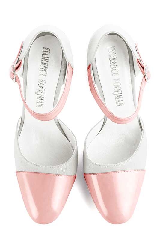 Chaussure femme à brides : Chaussure côtés ouverts bride cou-de-pied couleur rose pâle et blanc pur. Bout rond. Talon très haut fin. Vue du dessus - Florence KOOIJMAN