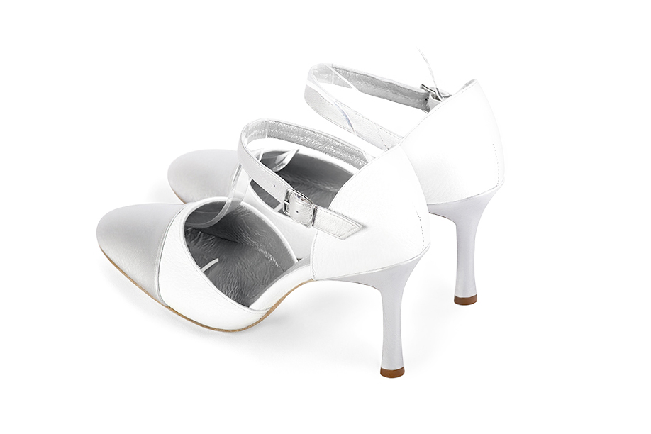Chaussures bride cou-de-pied femme ouvertes sur les côtés argent et blanc pur. Bout rond. Talon fin de 9.5 cm - Vue arrière