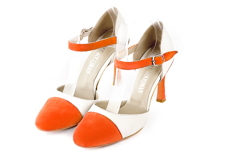 Chaussure femme côtés ouverts : Chaussure femme ouverte sur les côtés bride cou-de-pied couleur orange clémentine et blanc cassé. Talon très haut. Talon fin. Bout rond - Florence KOOIJMAN