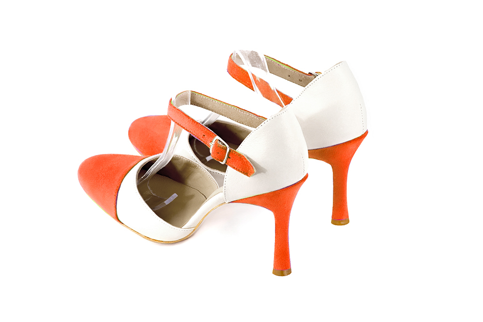 Chaussures bride cou-de-pied femme ouvertes sur les côtés orange clémentine et blanc cassé. Bout rond. Talon fin de 9.5 cm - Vue arrière
