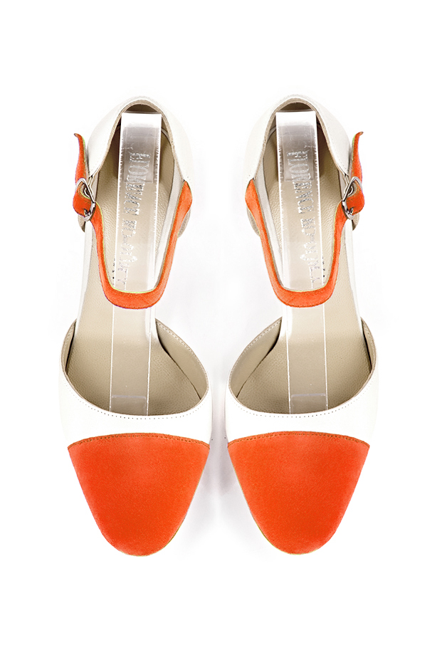 Chaussures bride cou-de-pied femme ouvertes sur les côtés orange clémentine et blanc cassé. Bout rond. Talon fin de 9.5 cm - Vue du dessus