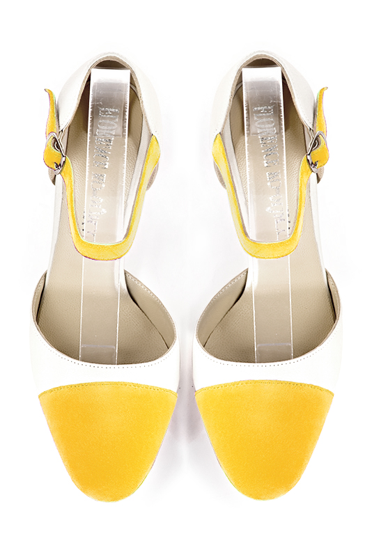 Chaussure femme à brides : Chaussure côtés ouverts bride cou-de-pied couleur jaune soleil et blanc cassé. Bout rond. Talon très haut fin. Vue du dessus - Florence KOOIJMAN