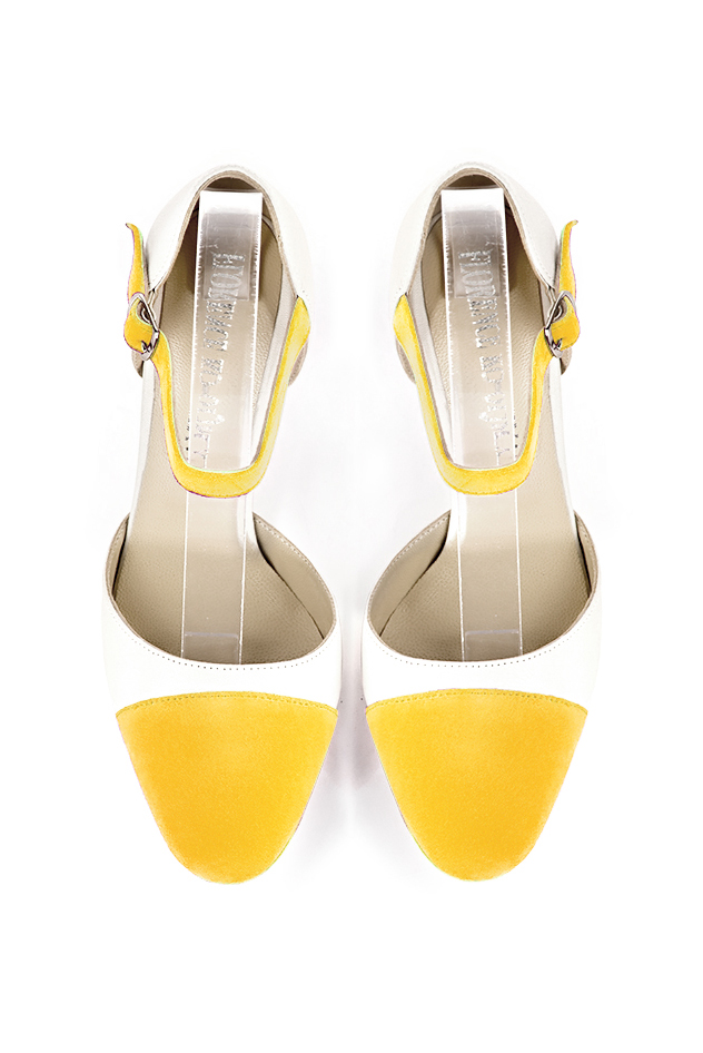 Chaussures bride cou-de-pied femme ouvertes sur les côtés jaune et blanc cassé. Bout rond. Talon fin de 9.5 cm - Vue du dessus