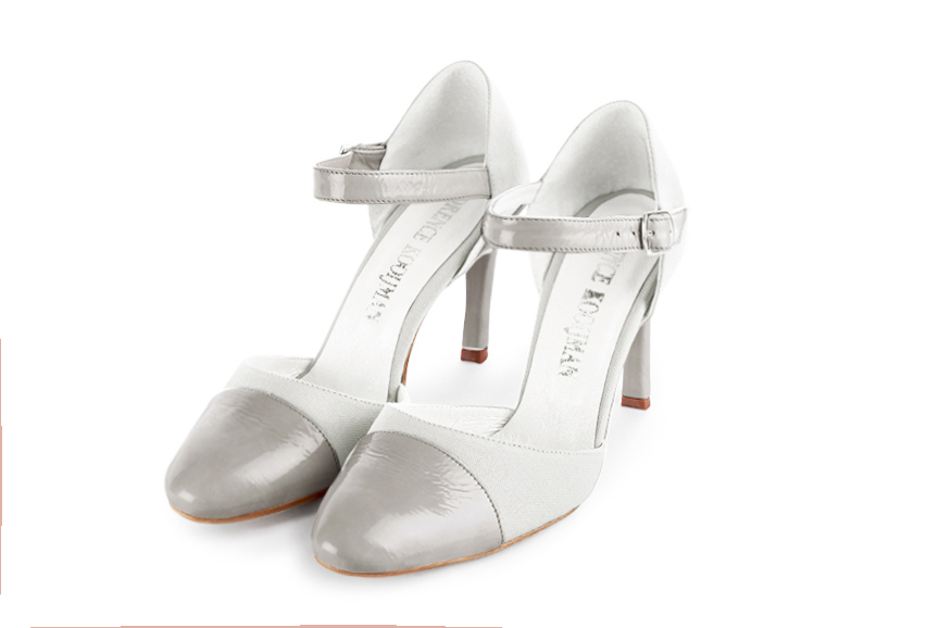 Chaussures bride cou-de-pied femme ouvertes sur les côtés gris perle et blanc pur. Bout rond. Talon fin de 9.5 cm - Vue avant