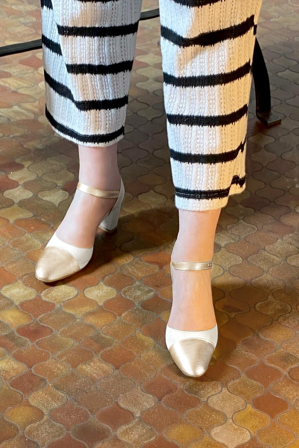Chaussure femme à brides : Chaussure côtés ouverts bride cou-de-pied couleur blanc cassé et or doré. Bout rond. Talon haut bottier. Vue porté - Florence KOOIJMAN