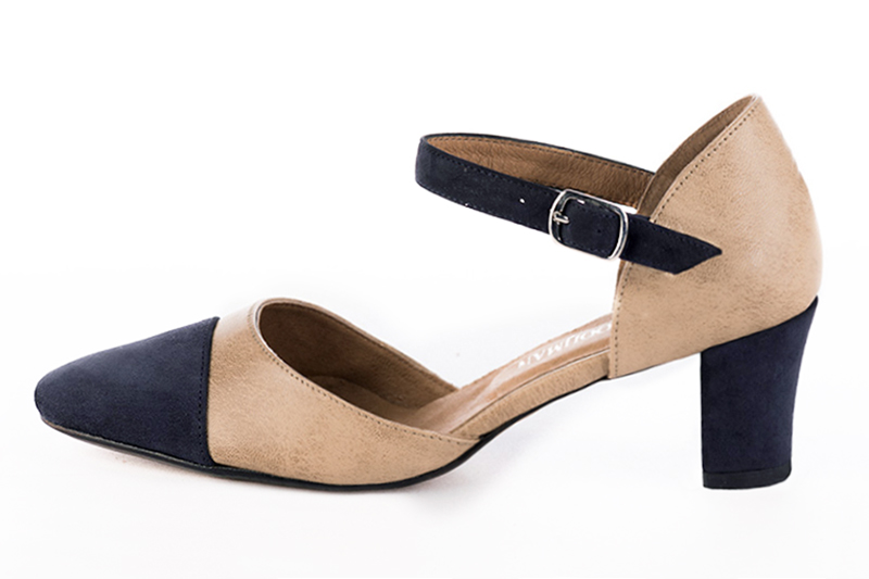 Chaussures habillées, élégantes et raffinées, ouvertes sur les côtés, avec une bride sur le cou-de-pied, coloris bleu marine et rose poudré. Bout rond. Talon mi-haut bottier. Cérémonie, soirée, cocktail, évènementiel. Personnalisation : Choix des cuirs, 
                des couleurs et des talons. Petites et grandes pointures. - Florence KOOIJMAN