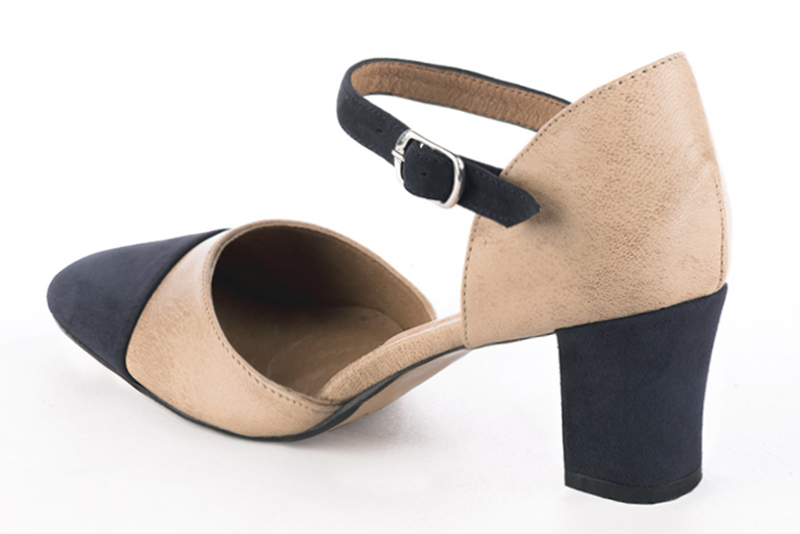 Chaussure femme à brides : Chaussure côtés ouverts bride cou-de-pied couleur bleu marine et rose poudré. Bout rond. Talon mi-haut bottier. Vue arrière - Florence KOOIJMAN