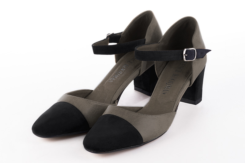 Chaussure femme à brides : Chaussure côtés ouverts bride cou-de-pied couleur noir mat et gris cendre. Bout rond. Talon mi-haut bottier Vue avant - Florence KOOIJMAN