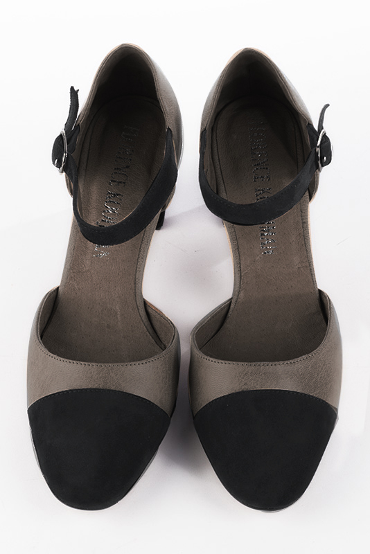 Chaussure femme à brides : Chaussure côtés ouverts bride cou-de-pied couleur noir mat et gris cendre. Bout rond. Talon mi-haut bottier. Vue du dessus - Florence KOOIJMAN