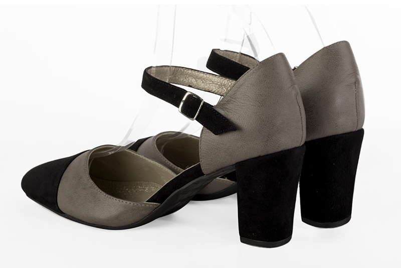 Chaussure femme à brides : Chaussure côtés ouverts bride cou-de-pied couleur noir mat et gris cendre. Bout rond. Talon mi-haut bottier. Vue arrière - Florence KOOIJMAN