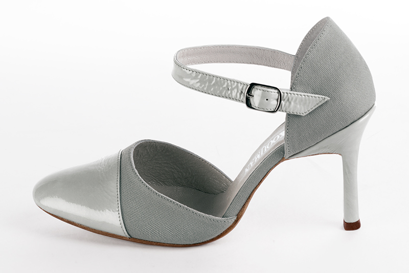 Chaussure femme à brides : Chaussure côtés ouverts bride cou-de-pied couleur gris perle. Bout rond. Talon très haut fin. Vue de profil - Florence KOOIJMAN