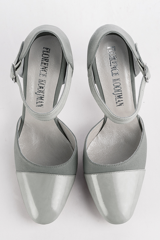 Chaussure femme à brides : Chaussure côtés ouverts bride cou-de-pied couleur gris perle. Bout rond. Talon très haut fin. Vue du dessus - Florence KOOIJMAN