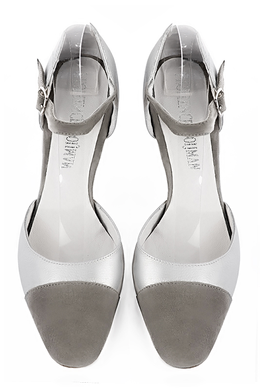Chaussure femme à brides : Chaussure côtés ouverts bride cou-de-pied couleur gris tourterelle et argent platine. Bout rond. Talon haut fin. Vue du dessus - Florence KOOIJMAN