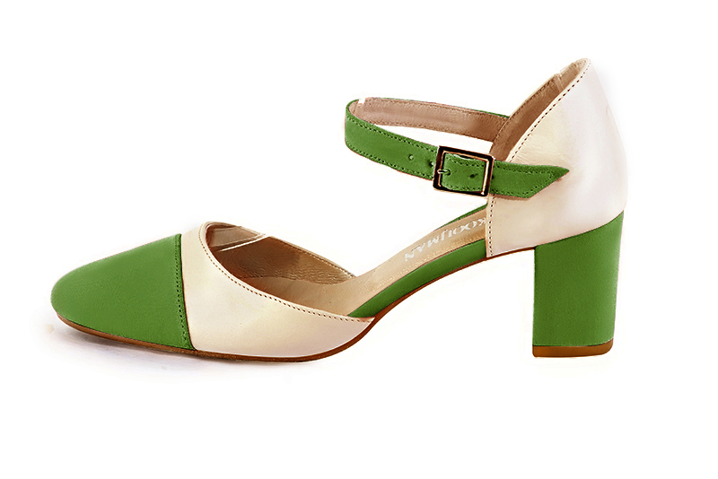 Chaussure femme à brides : Chaussure côtés ouverts bride cou-de-pied couleur vert anis et blanc ivoire. Bout rond. Talon mi-haut bottier. Vue de profil - Florence KOOIJMAN