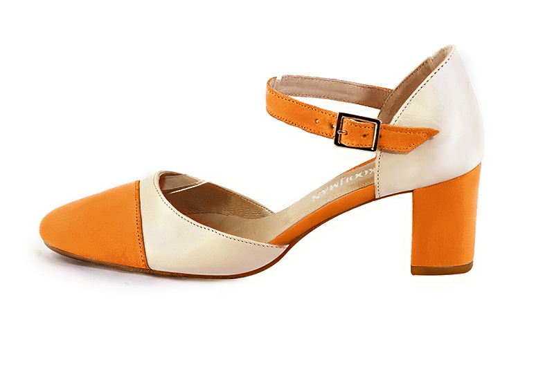 Chaussure femme à brides : Chaussure côtés ouverts bride cou-de-pied couleur orange abricot et blanc ivoire. Bout rond. Talon mi-haut bottier. Vue de profil - Florence KOOIJMAN