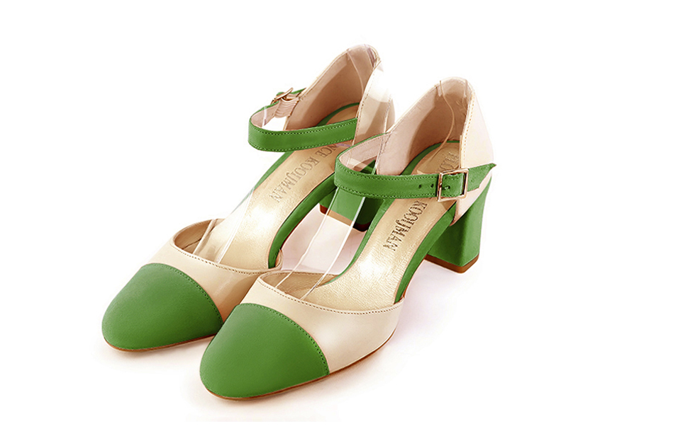 Chaussures bride cou-de-pied femme ouvertes sur les côtés vert anis et blanc ivoire. Bout rond. Talon bottier de 6.5 cm - Vue avant