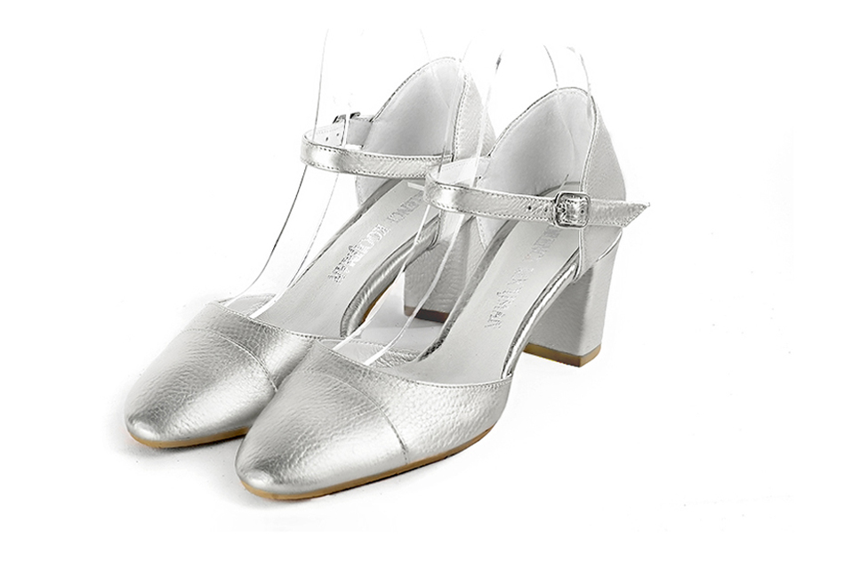 Chaussures bride cou-de-pied femme ouvertes sur les côtés argent. Bout rond. Talon bottier de 6.5 cm - Vue avant