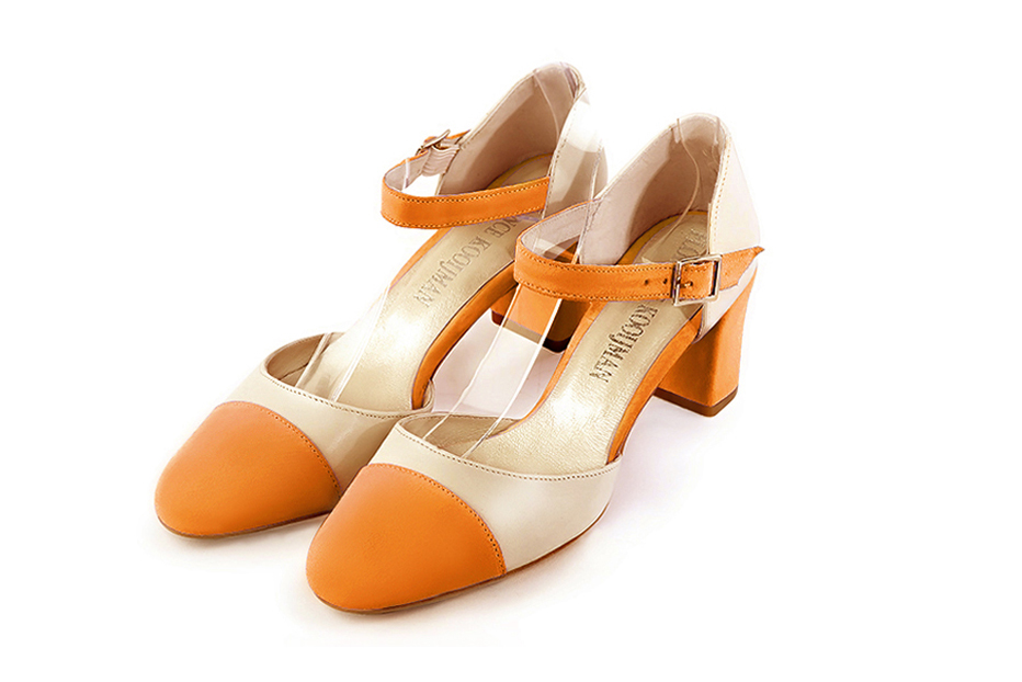 Chaussures bride cou-de-pied femme ouvertes sur les côtés orange abricot et blanc ivoire. Bout rond. Talon bottier de 6.5 cm - Vue avant