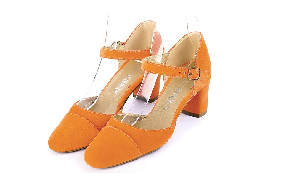 Chaussures bride cou-de-pied femme ouvertes sur les côtés orange abricot. Bout rond. Talon bottier de 6.5 cm - Vue avant