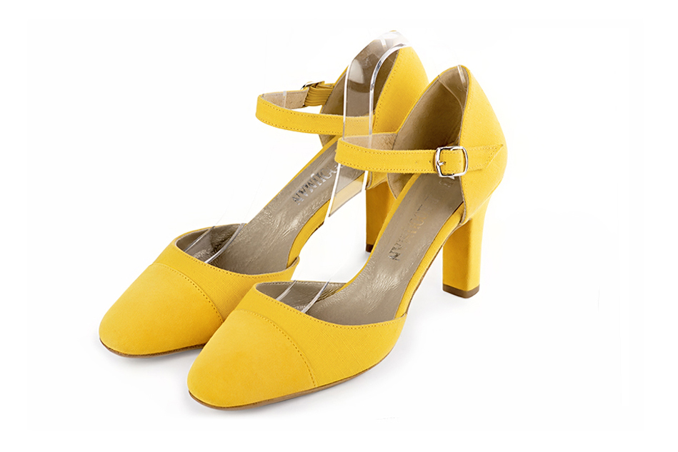 Chaussures bride cou-de-pied femme ouvertes sur les côtés jaune. Bout rond. Talon trotteur de 8 cm - Vue avant