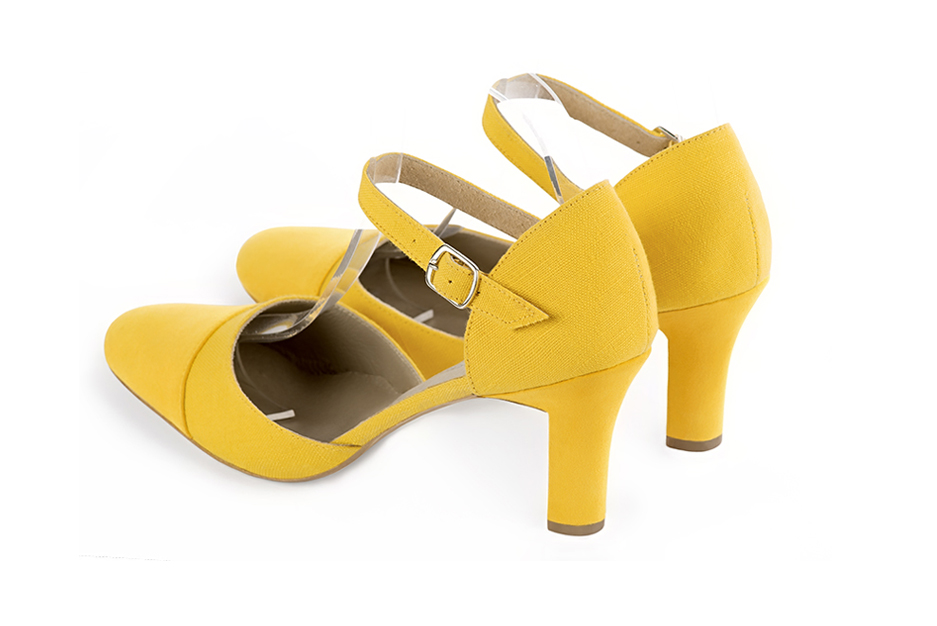 Chaussures bride cou-de-pied femme ouvertes sur les côtés jaune. Bout rond. Talon trotteur de 8 cm - Vue arrière