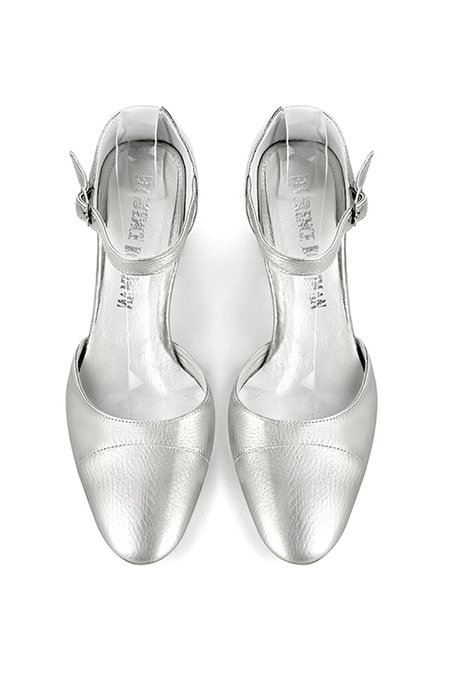 Chaussures bride cou-de-pied femme ouvertes sur les côtés argent. Bout rond. Talon bottier de 6.5 cm - Vue du dessus