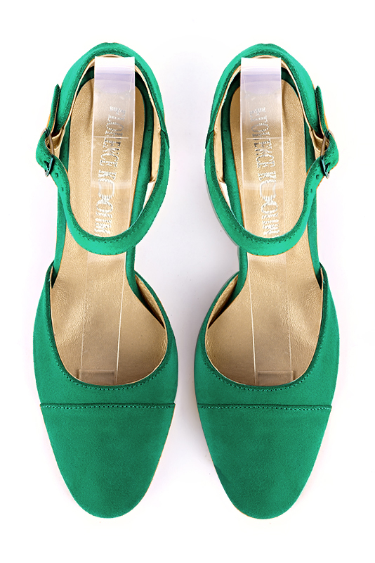 Chaussure femme à brides : Chaussure côtés ouverts bride cou-de-pied couleur vert émeraude. Bout rond. Talon mi-haut bottier. Vue du dessus - Florence KOOIJMAN
