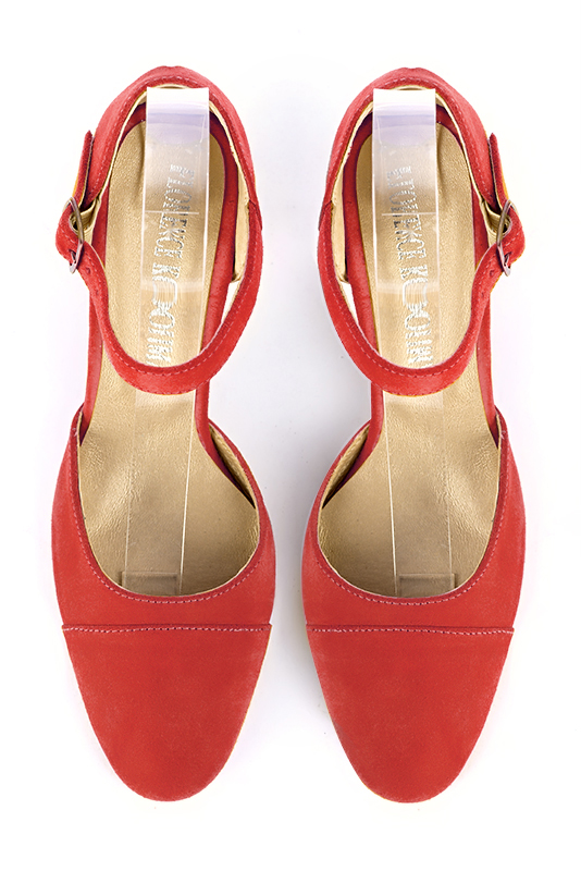 Chaussure femme à brides : Chaussure côtés ouverts bride cou-de-pied couleur rouge coquelicot. Bout rond. Talon mi-haut bottier. Vue du dessus - Florence KOOIJMAN