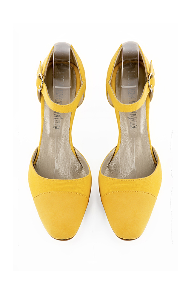 Chaussures bride cou-de-pied femme ouvertes sur les côtés jaune. Bout rond. Talon trotteur de 8 cm - Vue du dessus
