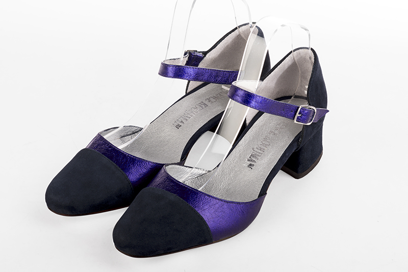 Chaussure femme à brides : Chaussure côtés ouverts bride cou-de-pied couleur noir mat et violet outremer. Bout rond. Petit talon évasé Vue avant - Florence KOOIJMAN