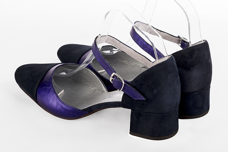 Chaussure femme à brides : Chaussure côtés ouverts bride cou-de-pied couleur noir mat et violet outremer. Bout rond. Petit talon évasé. Vue arrière - Florence KOOIJMAN