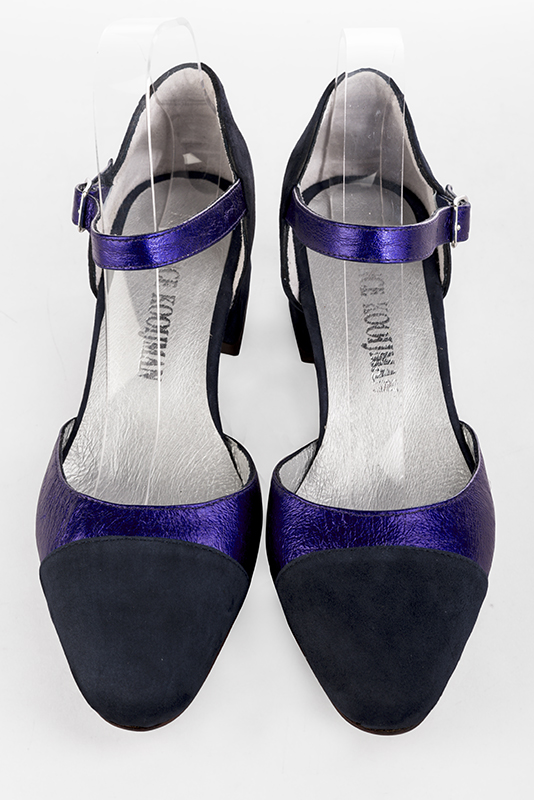 Chaussure femme à brides : Chaussure côtés ouverts bride cou-de-pied couleur noir mat et violet outremer. Bout rond. Petit talon évasé. Vue du dessus - Florence KOOIJMAN