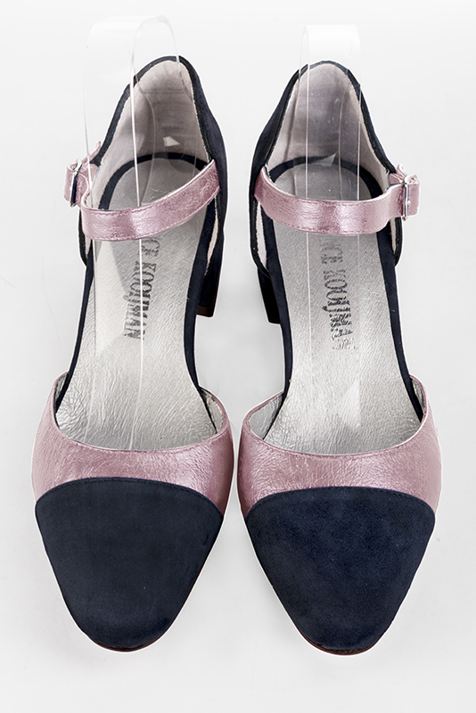 Chaussure femme à brides : Chaussure côtés ouverts bride cou-de-pied couleur bleu marine et rose vieux rose. Bout rond. Petit talon évasé. Vue du dessus - Florence KOOIJMAN