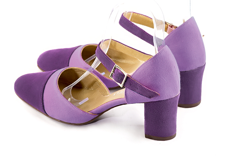 Chaussure femme à brides : Chaussure côtés ouverts bride cou-de-pied couleur violet améthyste. Bout rond. Talon mi-haut bottier. Vue arrière - Florence KOOIJMAN