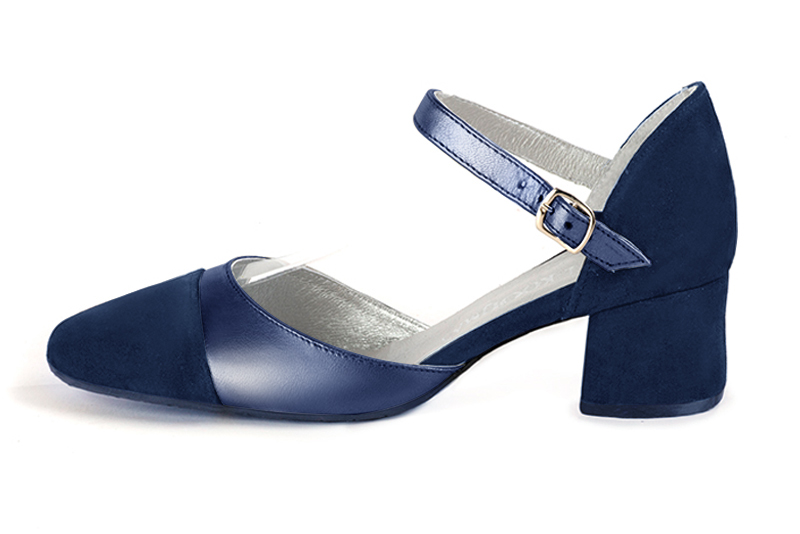 Chaussures bride cou-de-pied femme ouvertes sur les côtés bleu marine et vieil or. Bout rond. Talon évasé de 4.5 cm - Vue de profil