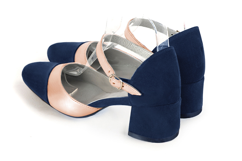 Chaussures bride cou-de-pied femme ouvertes sur les côtés bleu marine et rose pâle. Bout rond. Talon évasé de 4.5 cm - Vue arrière