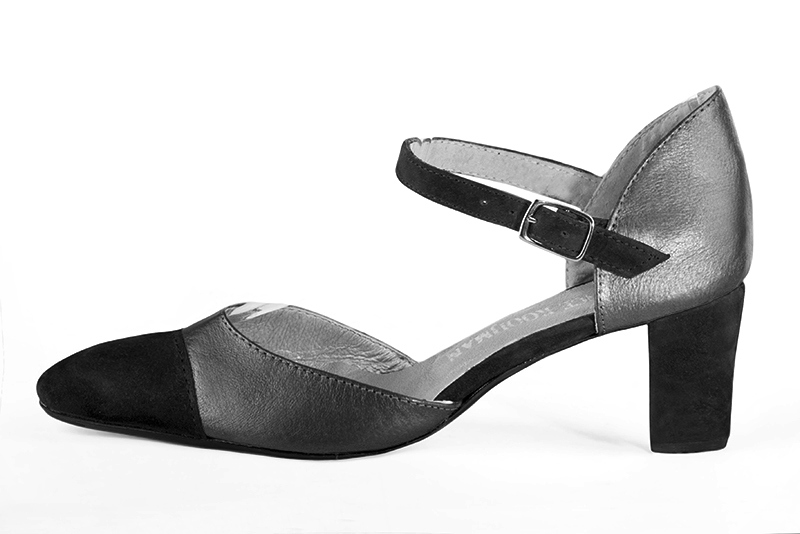 Chaussure femme à brides : Chaussure côtés ouverts bride cou-de-pied couleur noir mat et argent titane. Bout rond. Talon mi-haut bottier. Vue de profil - Florence KOOIJMAN