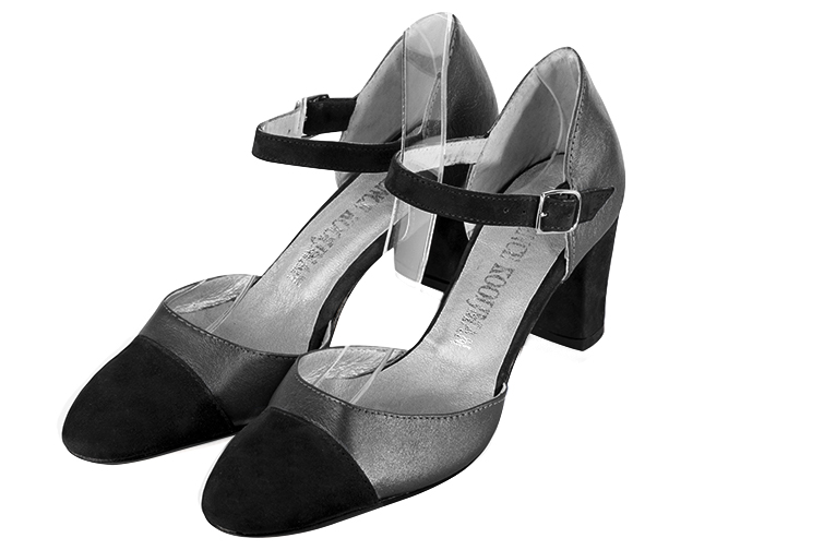 Chaussure femme à brides : Chaussure côtés ouverts bride cou-de-pied couleur noir mat et argent titane. Bout rond. Talon mi-haut bottier Vue avant - Florence KOOIJMAN