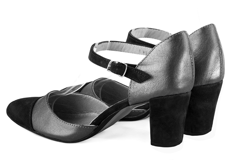 Chaussure femme à brides : Chaussure côtés ouverts bride cou-de-pied couleur noir mat et argent titane. Bout rond. Talon mi-haut bottier. Vue arrière - Florence KOOIJMAN