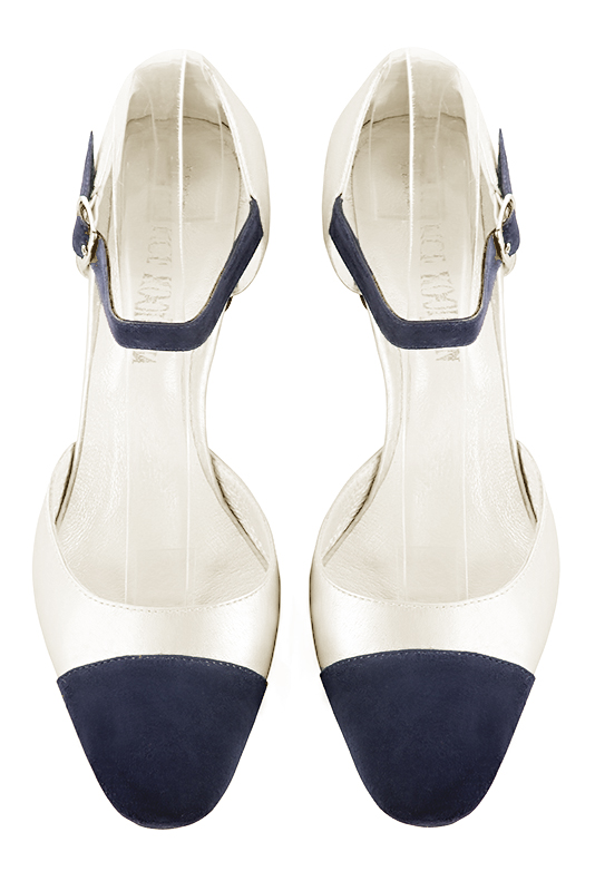 Chaussure femme à brides : Chaussure côtés ouverts bride cou-de-pied couleur bleu marine et blanc cassé. Bout rond. Talon mi-haut virgule. Vue du dessus - Florence KOOIJMAN