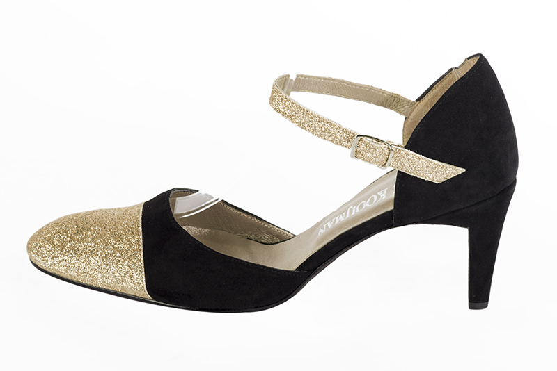 Chaussure femme à brides : Chaussure côtés ouverts bride cou-de-pied couleur or doré et noir mat. Bout rond. Talon mi-haut virgule. Vue de profil - Florence KOOIJMAN