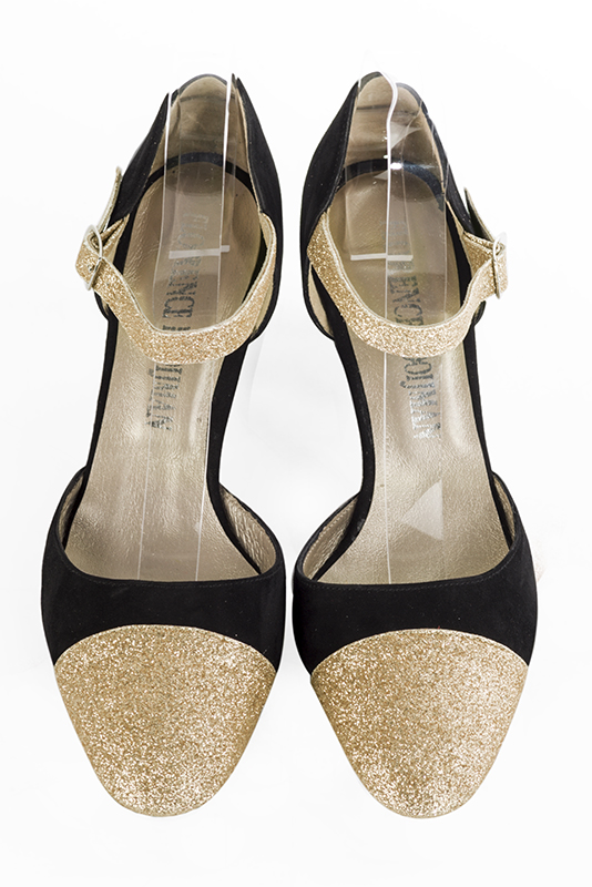 Chaussure femme à brides : Chaussure côtés ouverts bride cou-de-pied couleur or doré et noir mat. Bout rond. Talon mi-haut virgule. Vue du dessus - Florence KOOIJMAN
