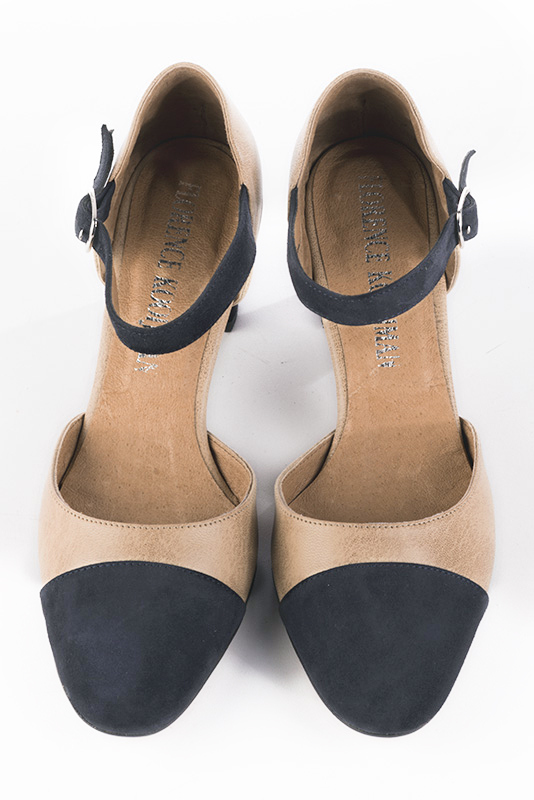 Chaussure femme à brides : Chaussure côtés ouverts bride cou-de-pied couleur bleu marine et rose poudré. Bout rond. Talon mi-haut bottier. Vue du dessus - Florence KOOIJMAN