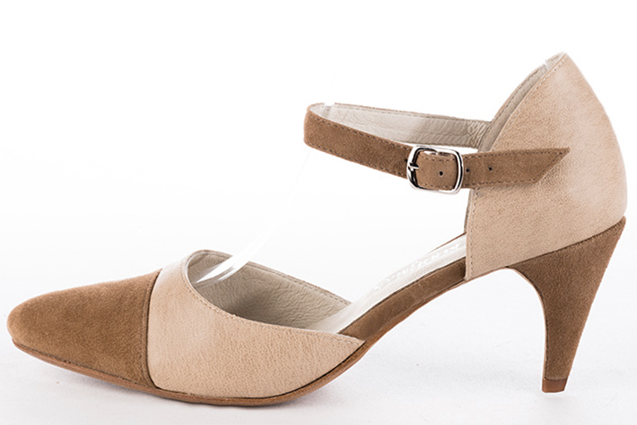 Chaussures habillées, élégantes et raffinées, ouvertes sur les côtés, avec une bride sur le cou-de-pied, coloris marron caramel et rose poudré. Bout rond. Talon haut fin. Cérémonie, soirée, cocktail, évènementiel. Personnalisation : Choix des cuirs, 
                des couleurs et des talons. Petites et grandes pointures. - Florence KOOIJMAN