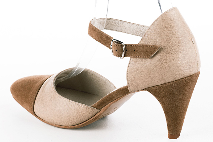 Chaussures habillées, élégantes et raffinées, ouvertes sur les côtés, avec une bride sur le cou-de-pied, coloris marron caramel et rose poudré. Bout rond. Talon haut fin. Cérémonie, soirée, cocktail, évènementiel. Personnalisation : Choix des cuirs, 
                des couleurs et des talons. Petites et grandes pointures. - Florence KOOIJMAN