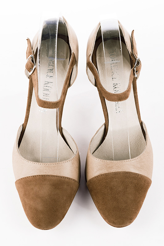 Chaussures habillées, élégantes et raffinées, ouvertes sur les côtés, avec une bride sur le cou-de-pied, coloris marron caramel et rose poudré. Bout rond. Talon haut fin. Cérémonie, soirée, cocktail, évènementiel. Personnalisation : Choix des cuirs, 
                des couleurs et des talons. Petites et grandes pointures. - Florence KOOIJMAN