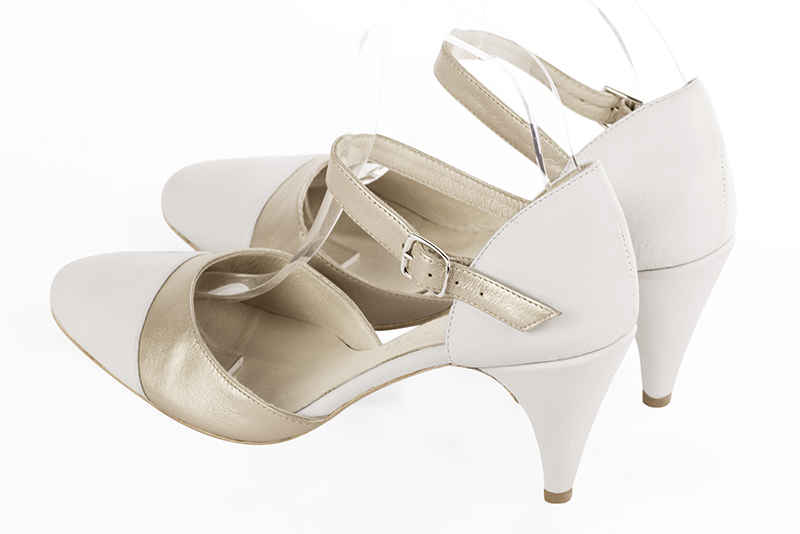 Chaussure femme à brides : Chaussure côtés ouverts bride cou-de-pied couleur blanc cassé et or doré. Bout rond. Talon haut fin. Vue arrière - Florence KOOIJMAN